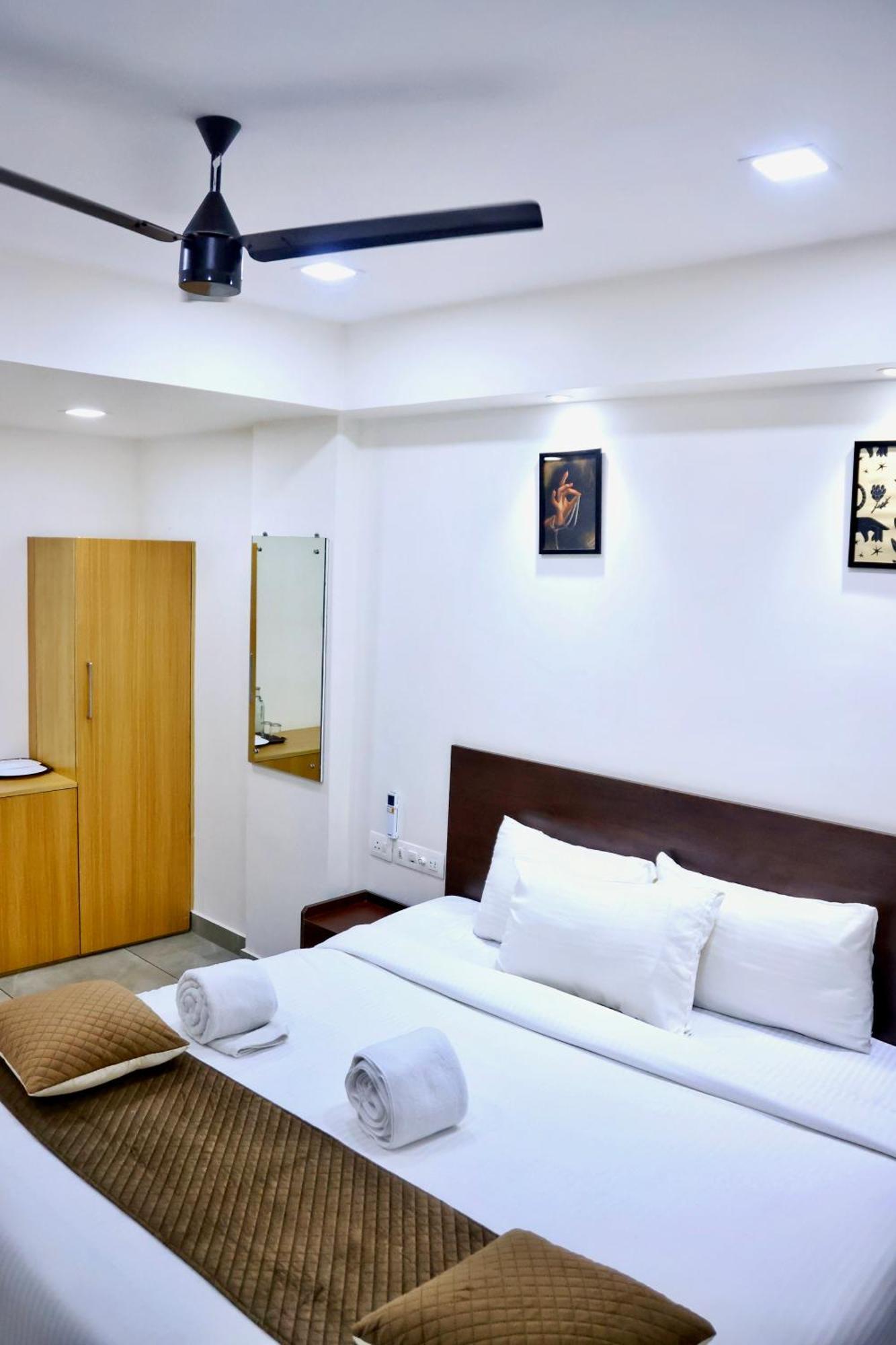Reach Inn Kochi Buitenkant foto